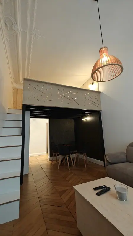 Mezzanine, moulures d’origine et parquet en point de Hongrie