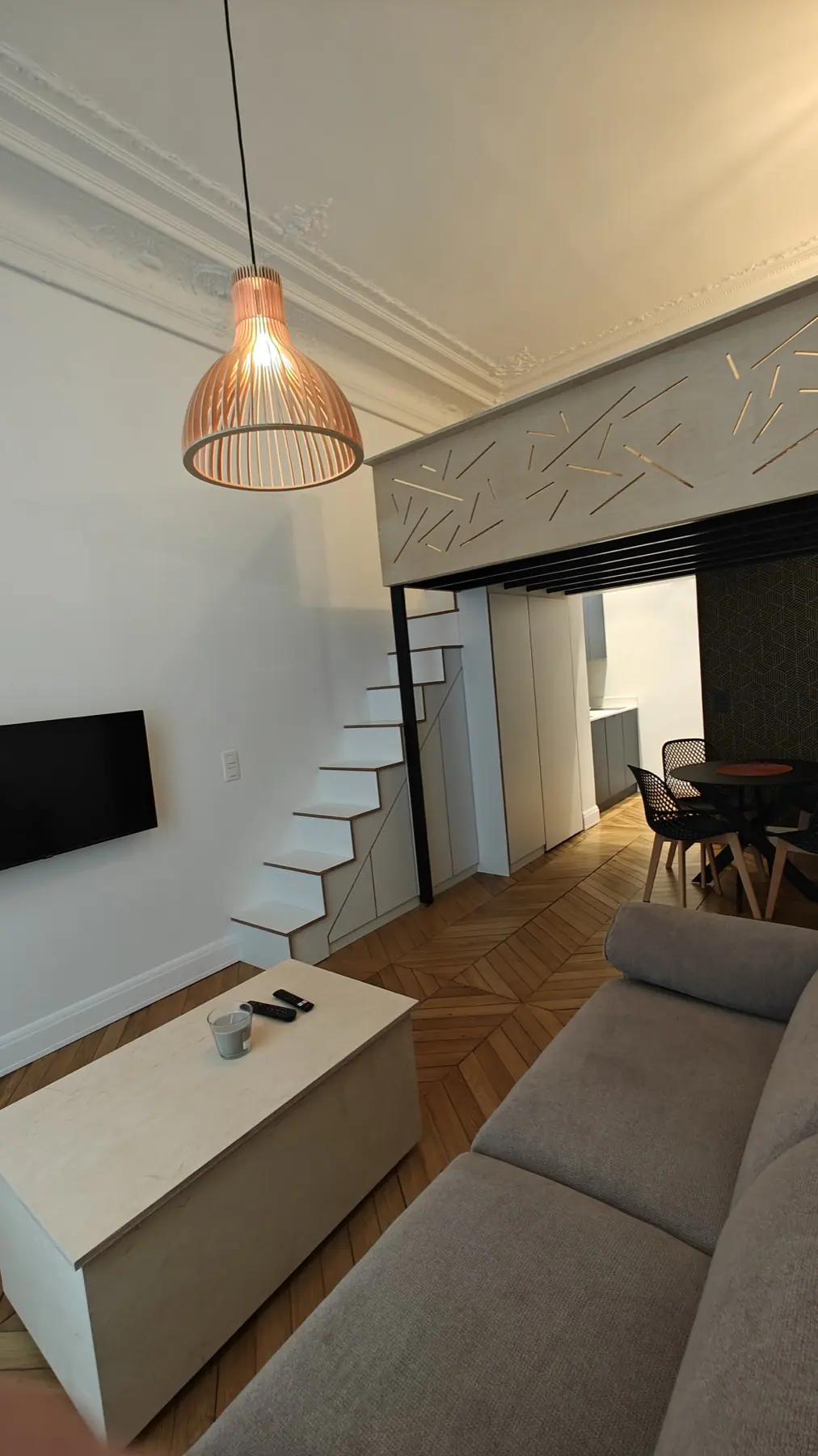 Mezzanine sur structure métallique avec escalier, dans un appartement ancien