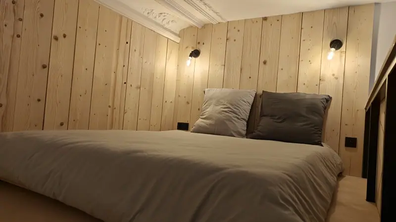 Chambre avec mur en lambris de bois clair