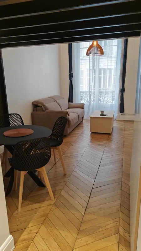 Salon avec parquet en point de Hongrie et fenêtre haussmannienne