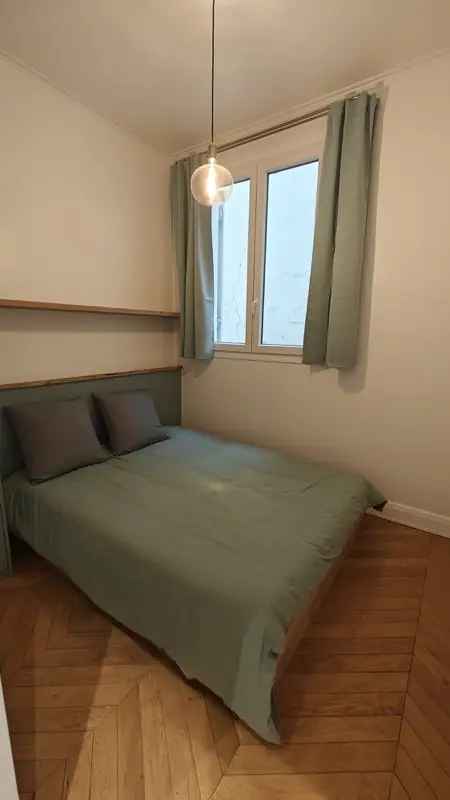 Chambre aux tons vert sauge avec rangements intégrés