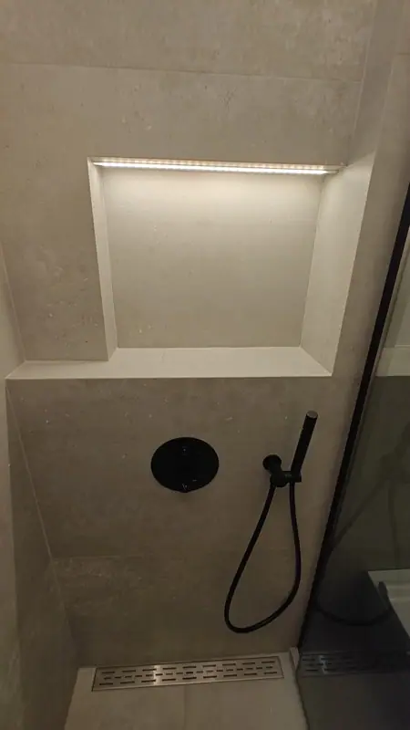 Niche de douche éclairée avec robinetterie noire