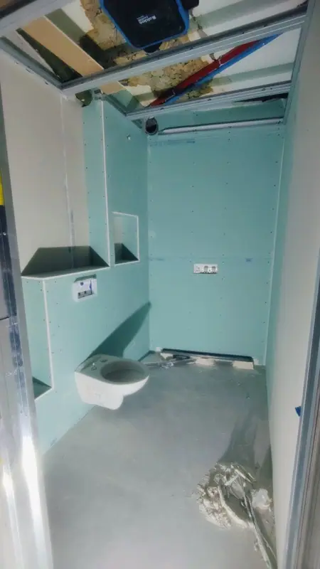 Plaques de plâtre hydrofuges dans une salle de bains