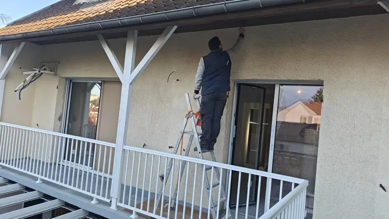 Intervention sur la façade depuis le balcon