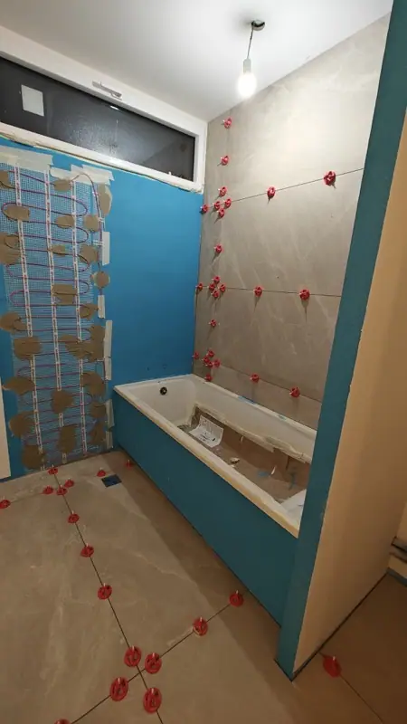 Pose du carrelage grand format dans la salle de bains