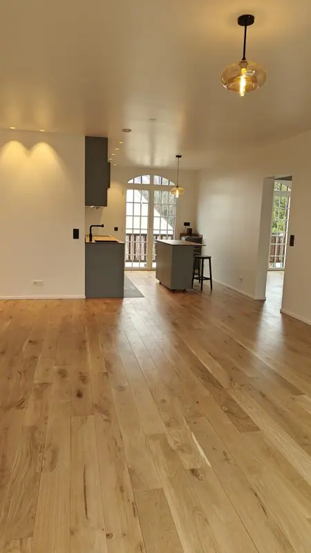 Grand séjour avec cuisine ouverte et parquet en chêne