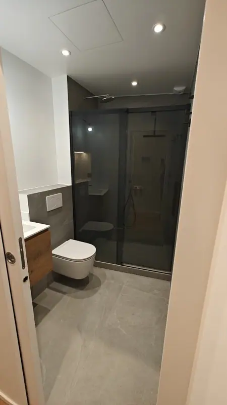 Salle d’eau avec douche vitrée et WC suspendu