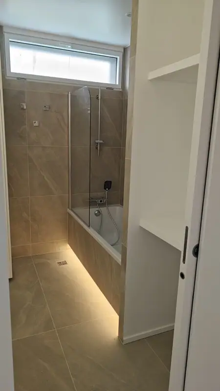 Salle de bains avec baignoire et éclairage LED