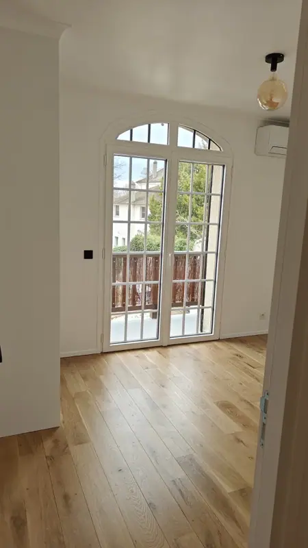 Chambre lumineuse avec fenêtre cintrée