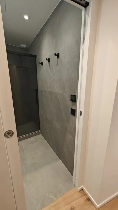 Douche à l’italienne en carrelage grand format