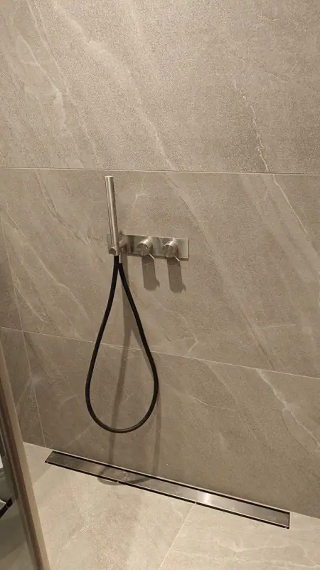 Robinetterie encastrée et caniveau de douche