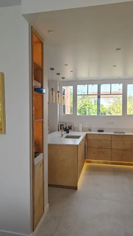 Vue d’ensemble de la cuisine avec éclairage LED