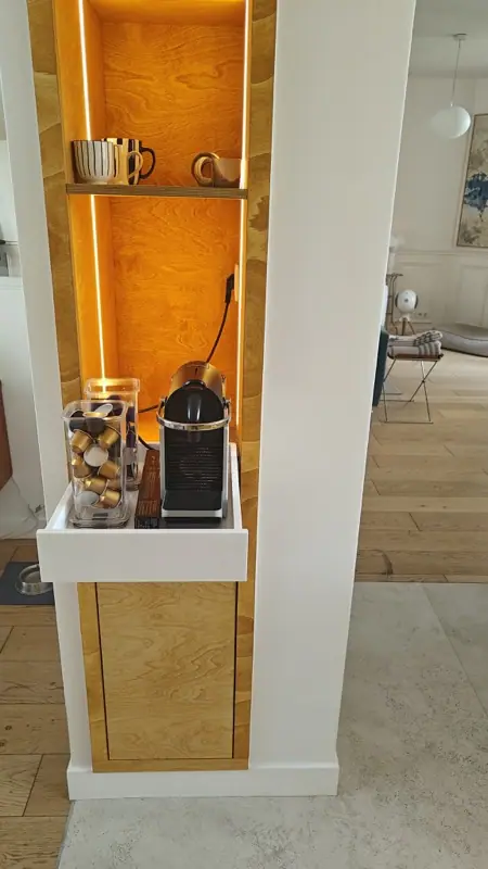 Niche de rangement éclairée d’une lumière chaude