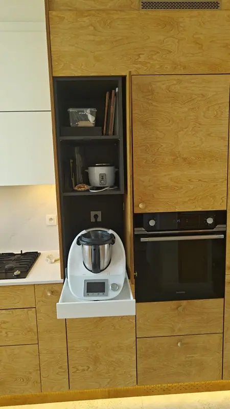 Four encastré, colonnes en bois et plan de travail