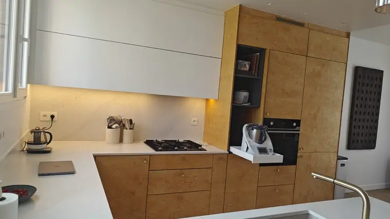 Plan de travail blanc et colonnes en bois