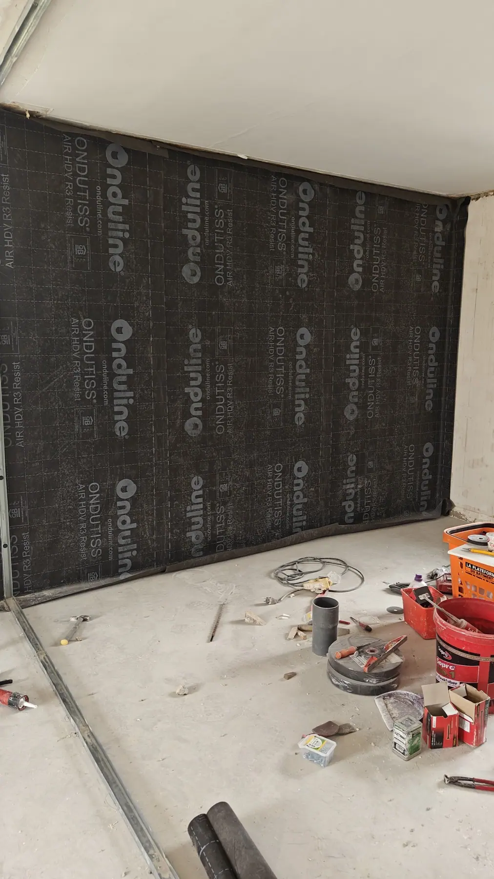 Mur doublé d’une membrane d’étanchéité à l’air avant les plaques de plâtre