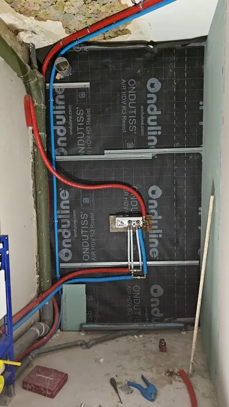 Alimentations et évacuations de plomberie en cours d’installation