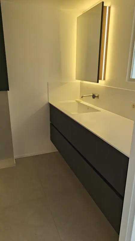 Meuble vasque noir suspendu et miroir rétro-éclairé
