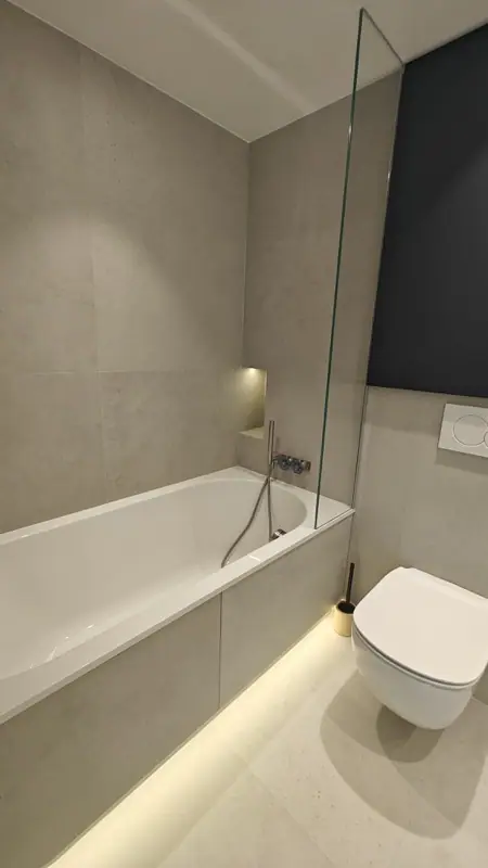 Baignoire, paroi vitrée et WC suspendu