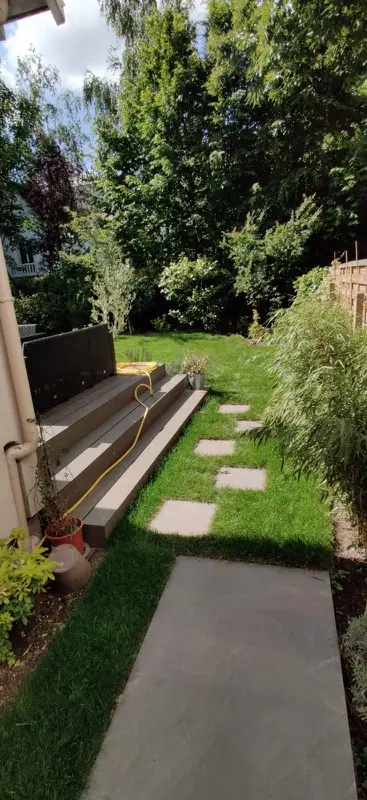 Marches et allée en dalles dans un jardin
