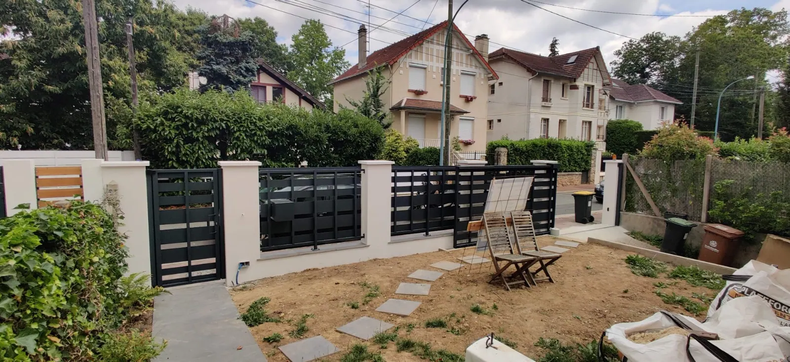 Clôture et portail en aluminium noir sur muret enduit, allée en dalles