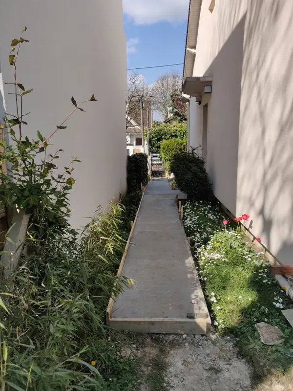 Allée en béton le long de la maison